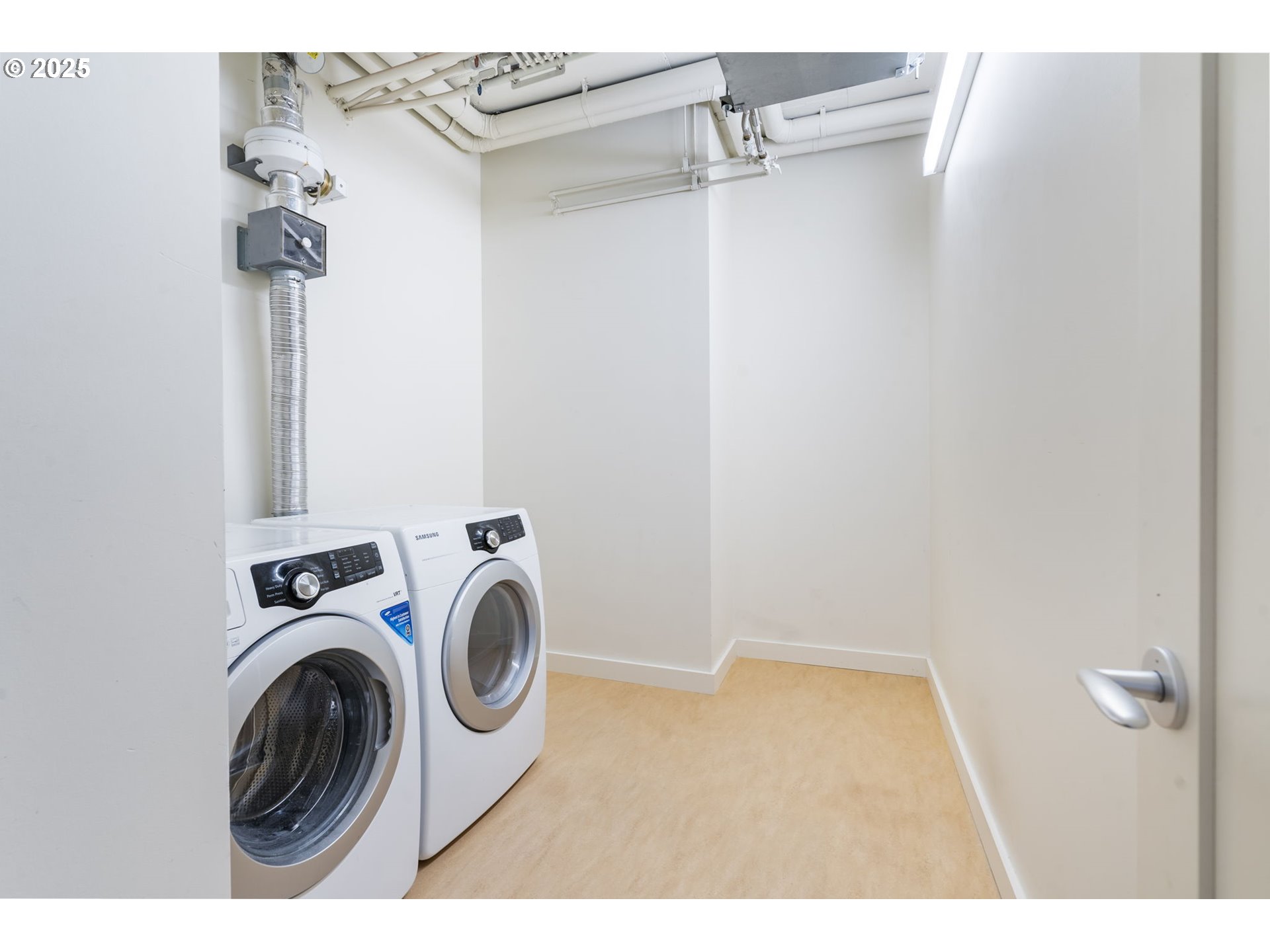 841 Southwest Gaines Street, Unit 1704 Portland, OR 97239 - Photo 30 of 45 Laundry