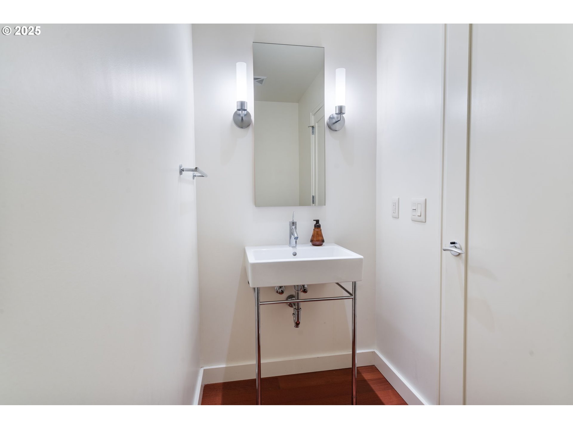 841 Southwest Gaines Street, Unit 1704 Portland, OR 97239 - Photo 33 of 45 Bathroom