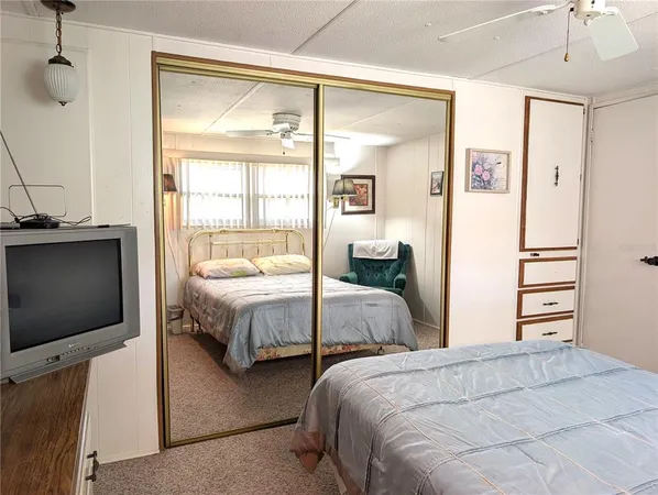 a sign that is sitting on the side of a road