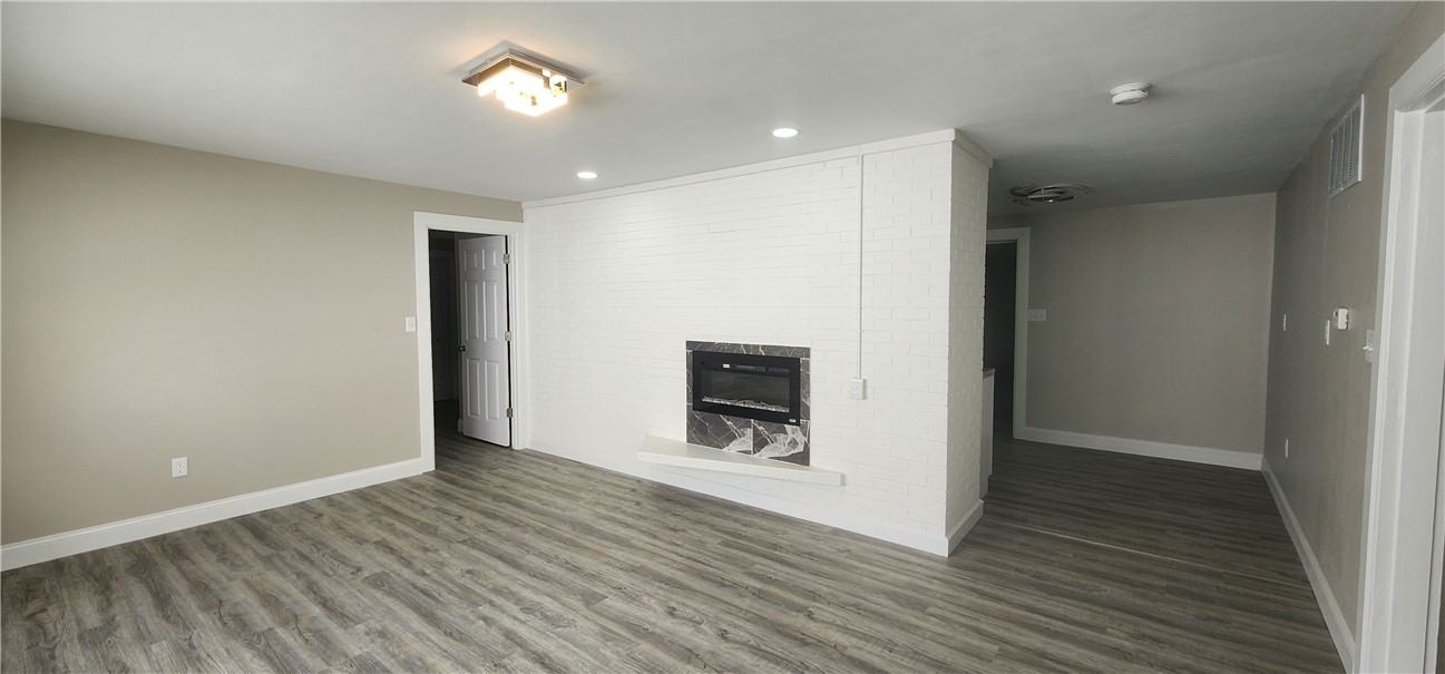 47 Oak Ridge Drive Decatur, IL 62521 - Photo 4 of 23 living room - eat in kitchen