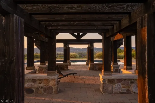a view of a house with backyard