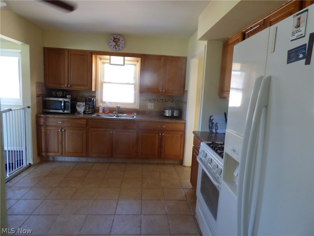 13709 Carpenter Road Garfield Heights, OH 44125 - Photo 5 of 22 Kitchen with 5 burner gas Stove and Refridgerator.
