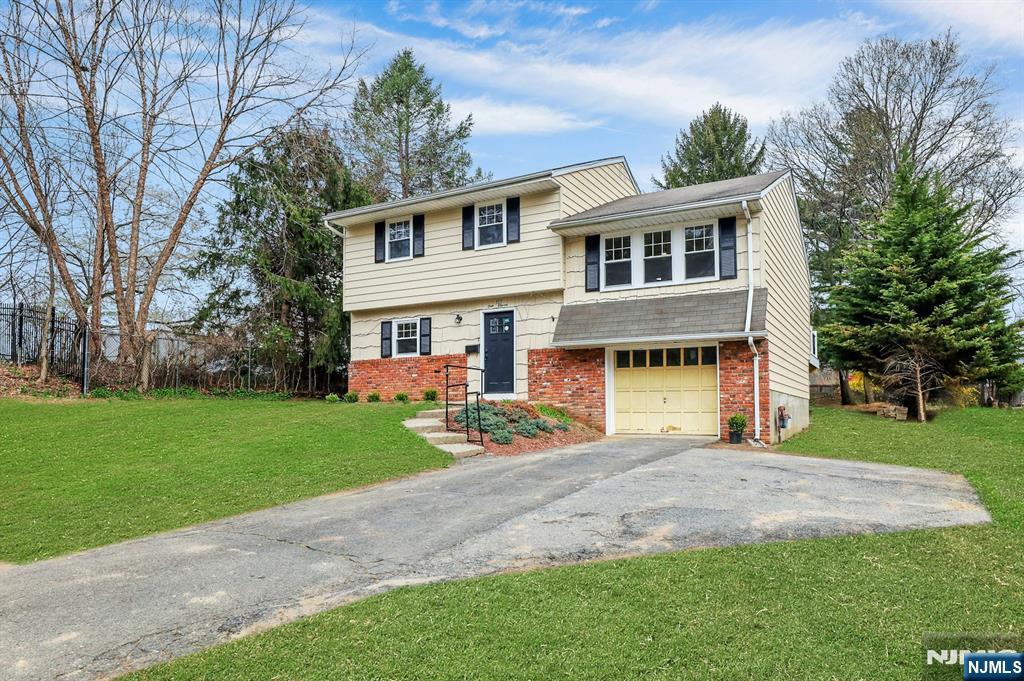 111 Moffatt Road Mahwah, NJ 07430 - Photo 2 of 33