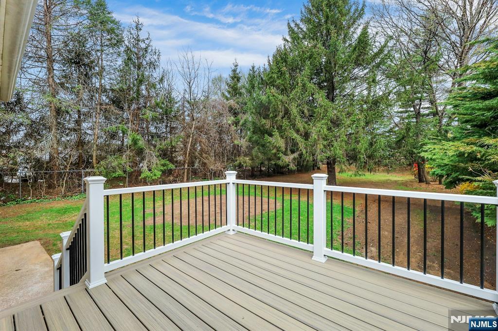 111 Moffatt Road Mahwah, NJ 07430 - Photo 28 of 33