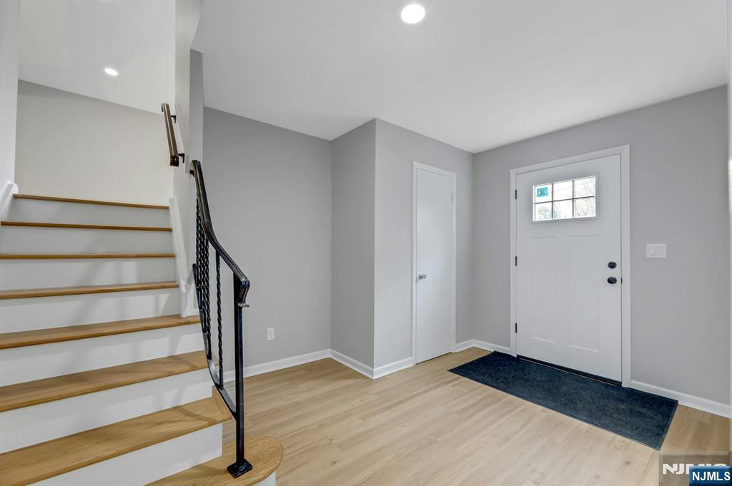 111 Moffatt Road Mahwah, NJ 07430 - Photo 4 of 33