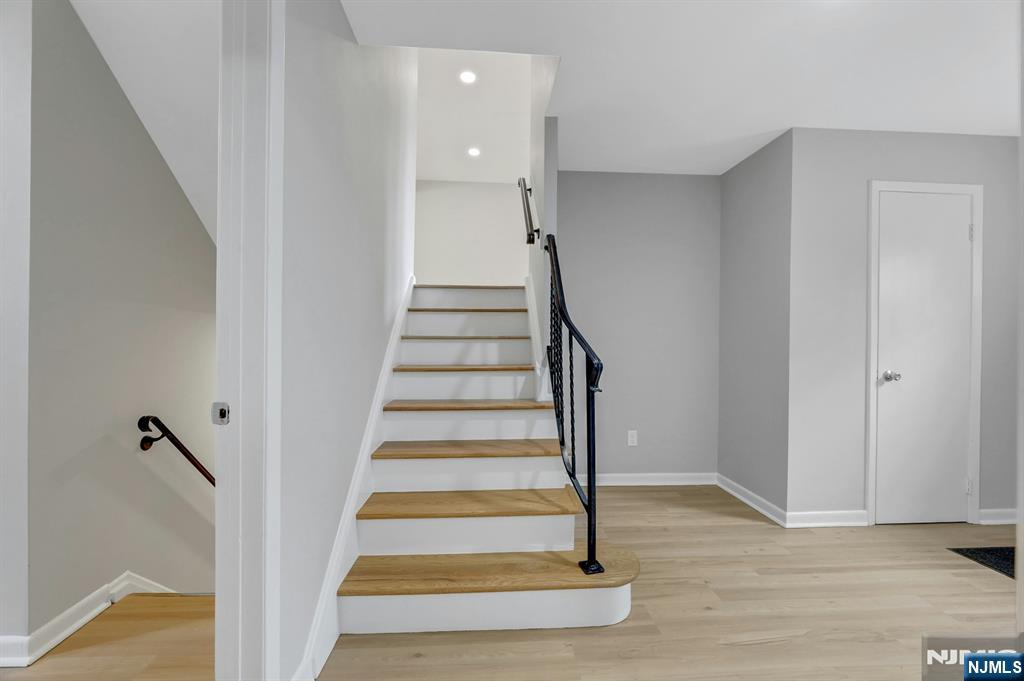 111 Moffatt Road Mahwah, NJ 07430 - Photo 5 of 33