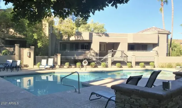 a sign that is sitting on a brick wall