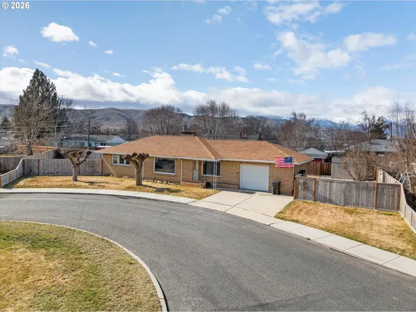 a view of a house with swimming pool and mountains