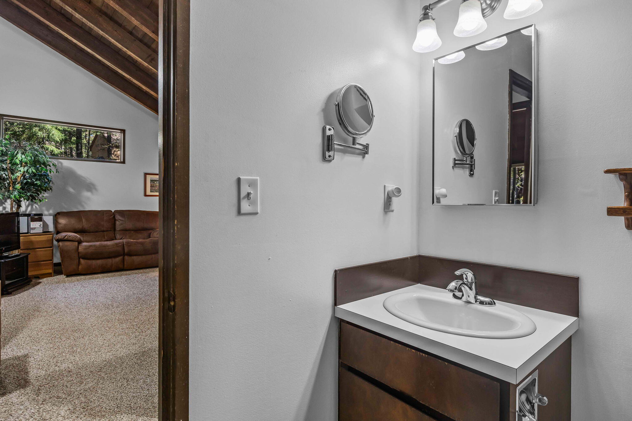 13701 Partridge Foot, Unit RR83 Black Butte Ranch, OR 97759 - Photo 21 of 40 Bathroom on the upper level serves secondary living space & both bedrooms.