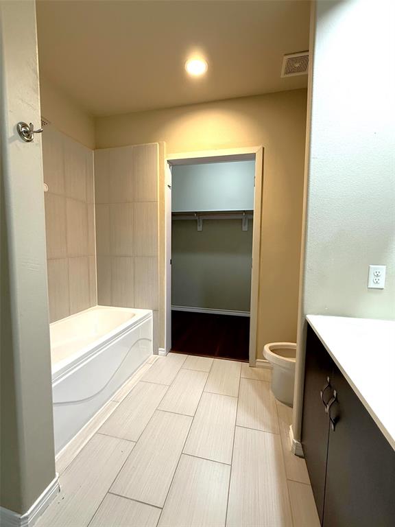 1100 West Trinity Mills Road, Unit 3039 Carrollton, TX 75006 - Photo 5 of 25 a bathroom with a bathtub and a sink