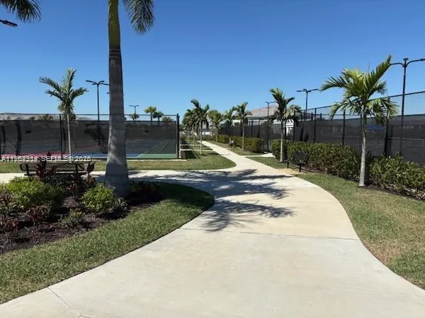 a view of a backyard