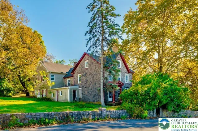 a view of front a house with a yard