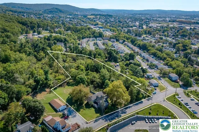 an aerial view of a yard and mountain view in back