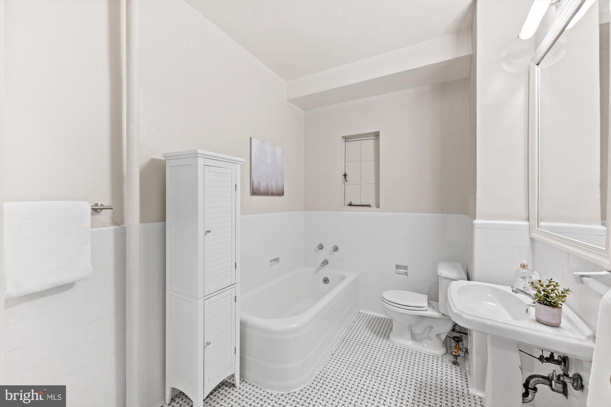 4700 Connecticut Avenue Northwest, Unit 206 Washington, DC 20008 - Photo 11 of 20 Soaking tub