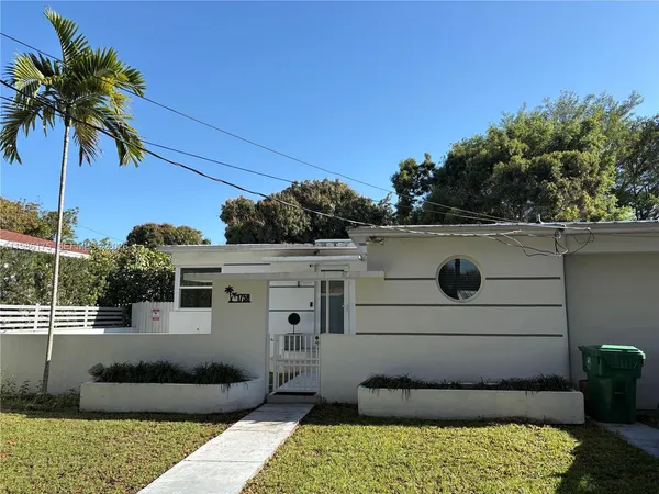a view of a house with a backyard
