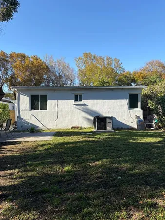a view of a house with backyard