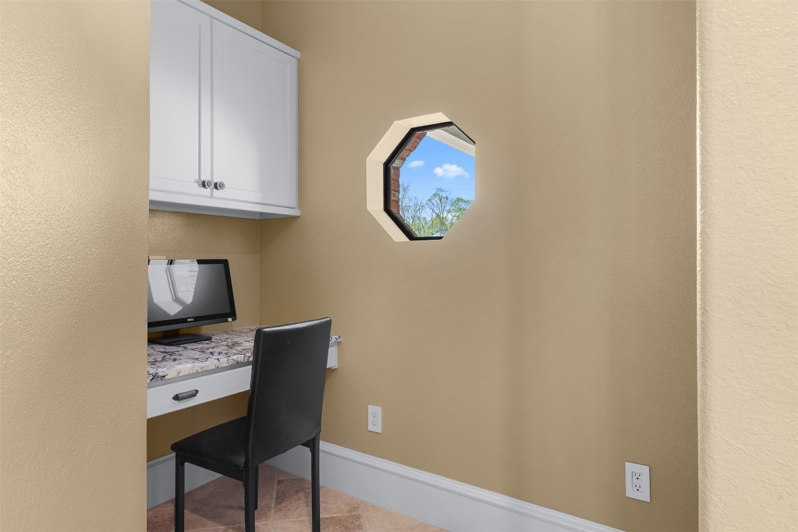 29500 Skymac Ranch Road Hempstead, TX 77445 - Photo 25 of 50
On the opposite end of the home, a tucked-away office nook offers a quiet and functional workspace, ideal for focus and productivity.