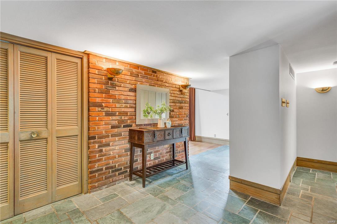 446 North Warson Road St. Louis, MO 63132 - Photo 3 of 34