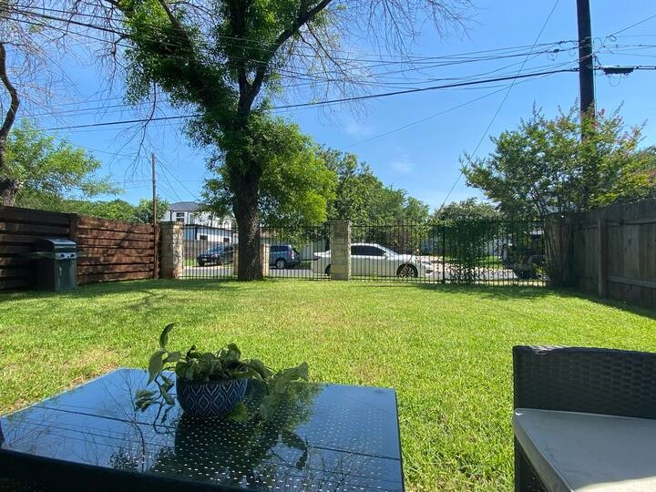 1007 Taulbee Lane, Unit A Austin, TX 78757 - Photo 17 of 17 a garden view with a seating space