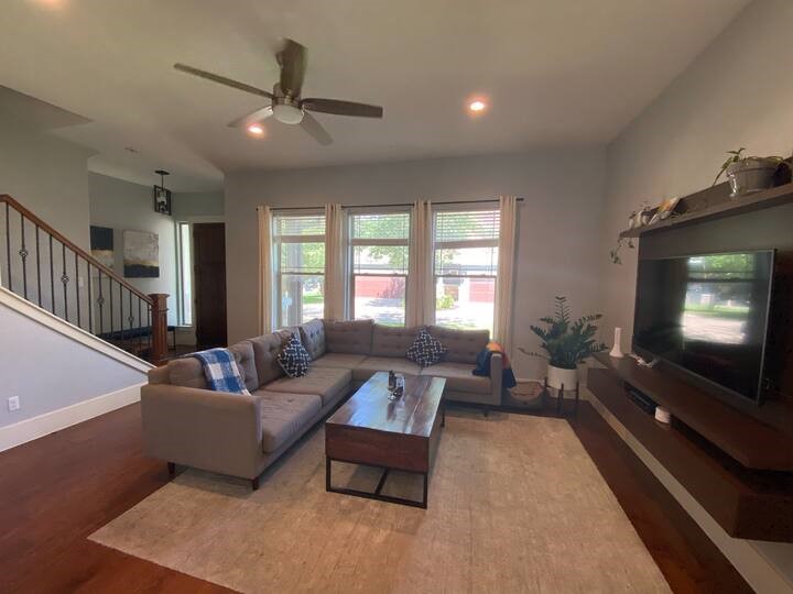 1007 Taulbee Lane, Unit A Austin, TX 78757 - Photo 4 of 17 a living room with furniture and a flat screen tv