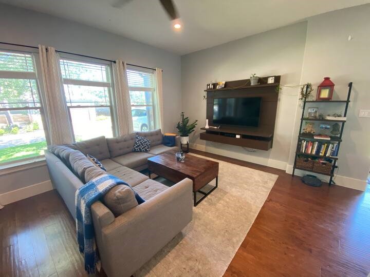 1007 Taulbee Lane, Unit A Austin, TX 78757 - Photo 5 of 17 a living room with furniture and a flat screen tv