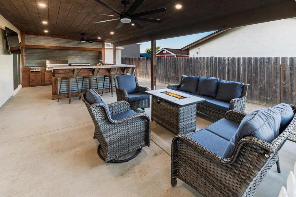 435 West Hawthorne Street Fallbrook, CA 92028 - Photo 34 of 42 a work room with furniture