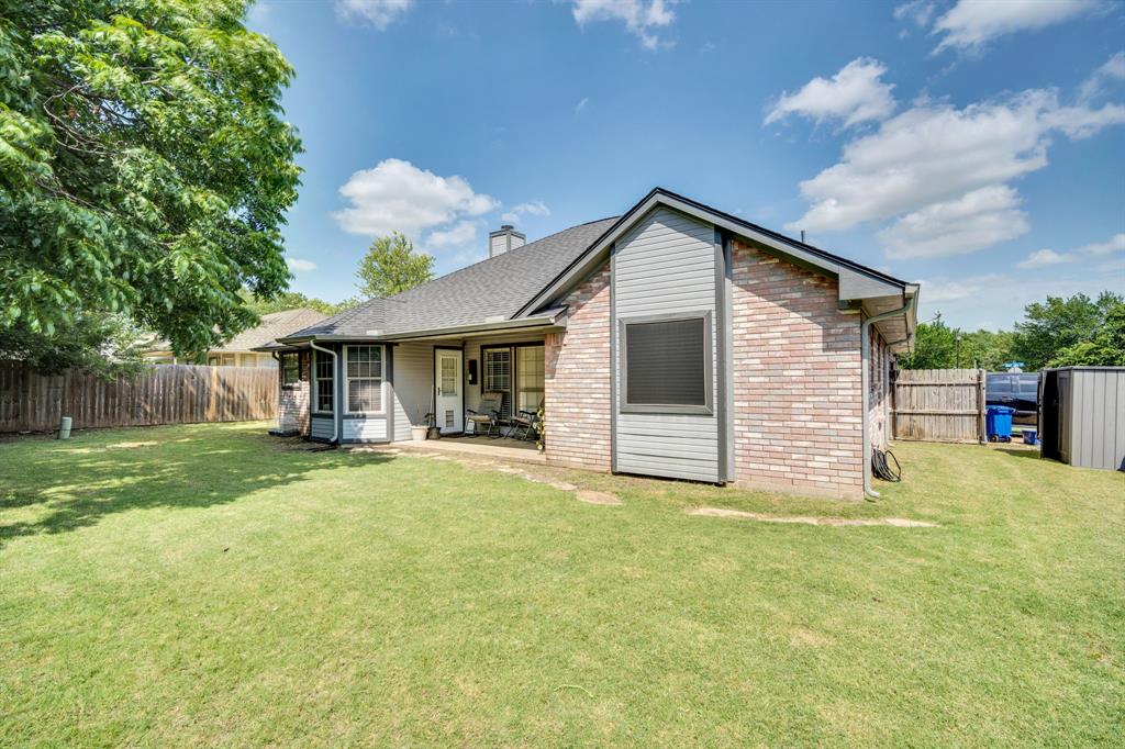 1001 Short Line Boulevard Midlothian, TX 76065 - Photo 23 of 26 Expansive green lawn surrounds the property, featuring a brick and siding exterior, private patio area and privacy fencing.
