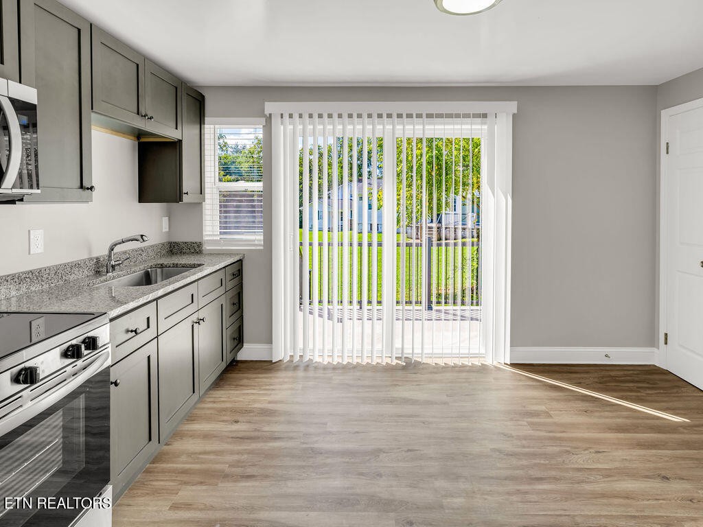 155 Tacoma Road Oak Ridge, TN 37830 - Photo 12 of 33 a kitchen with stainless steel appliances granite countertop a stove a sink and a microwave