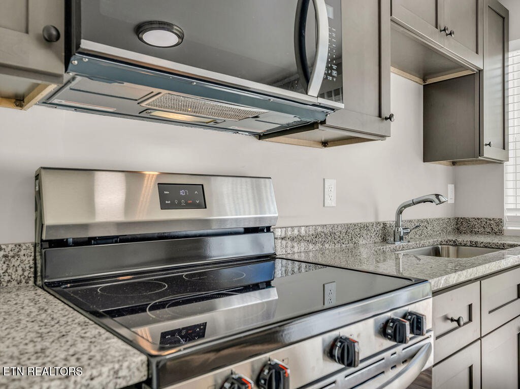 155 Tacoma Road Oak Ridge, TN 37830 - Photo 15 of 33 a kitchen with stainless steel appliances granite countertop a sink and cabinets