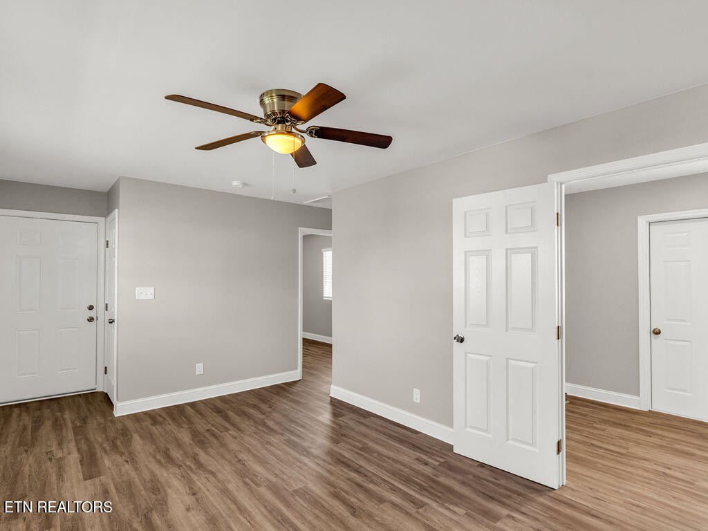 155 Tacoma Road Oak Ridge, TN 37830 - Photo 18 of 33 a view of room with hardwood floor and a ceiling fan