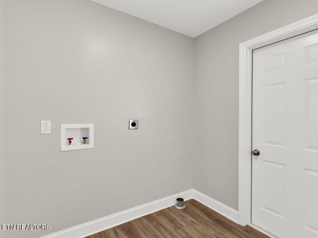 155 Tacoma Road Oak Ridge, TN 37830 - Photo 20 of 33 a view of a small space with wooden floor