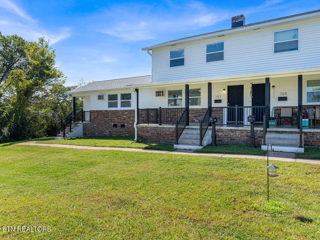 155 Tacoma Road Oak Ridge, TN 37830 - Photo 2 of 33 a view of a house with a swimming pool