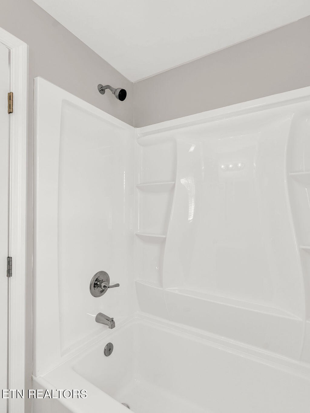 155 Tacoma Road Oak Ridge, TN 37830 - Photo 27 of 33 a bathroom with a bathtub