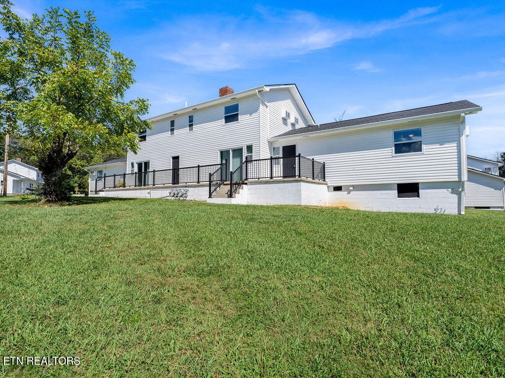 155 Tacoma Road Oak Ridge, TN 37830 - Photo 5 of 33 a front view of house with yard and green space