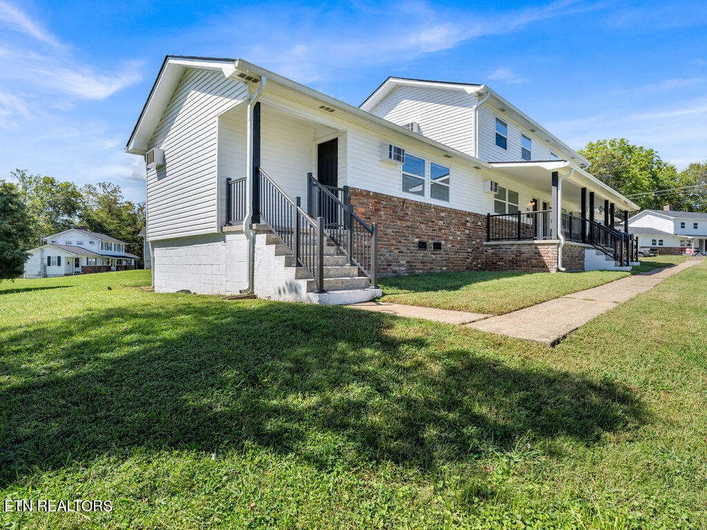 155 Tacoma Road Oak Ridge, TN 37830 - Photo 6 of 33 a view of a house with a yard