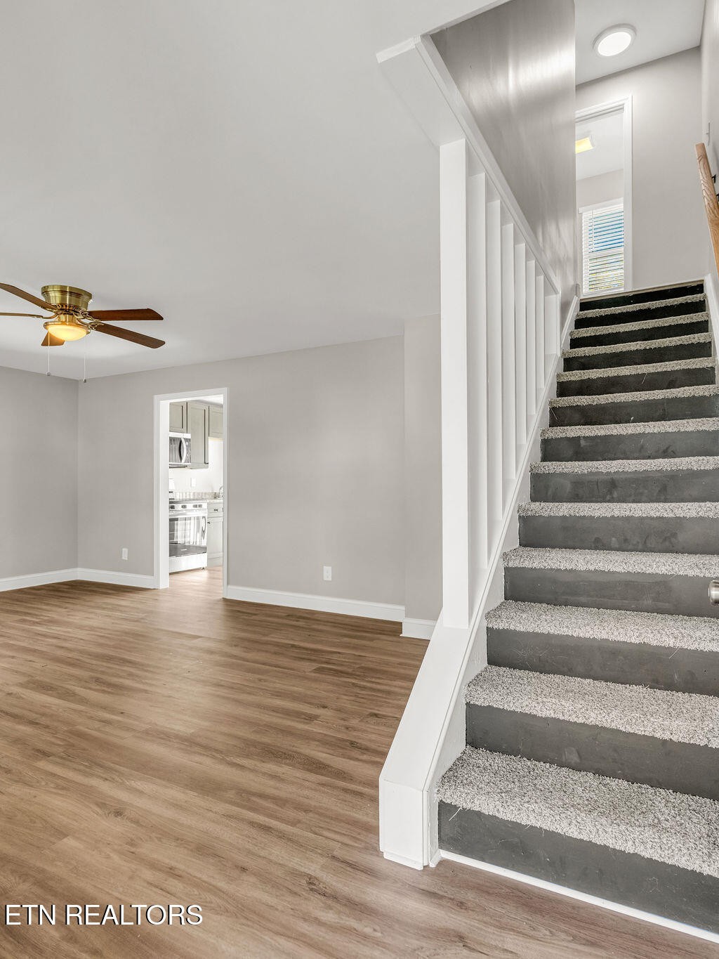 155 Tacoma Road Oak Ridge, TN 37830 - Photo 9 of 33 a view of entryway and hall with wooden floor
