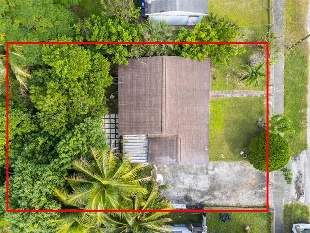 a view of a back yard of the house