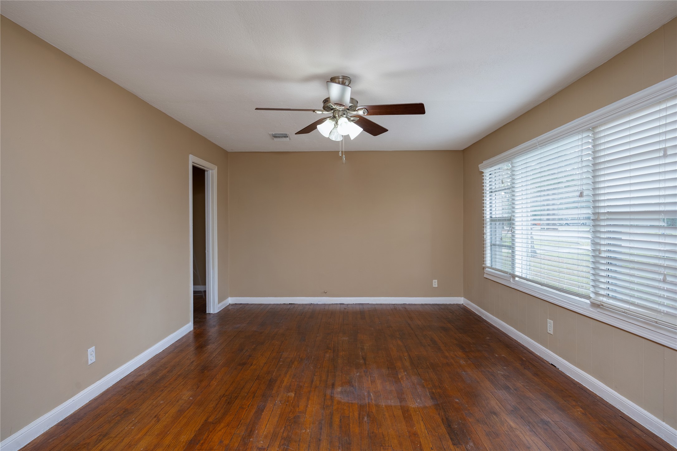 304 Harris Boulevard Conroe, TX 77301 - Photo 4 of 24