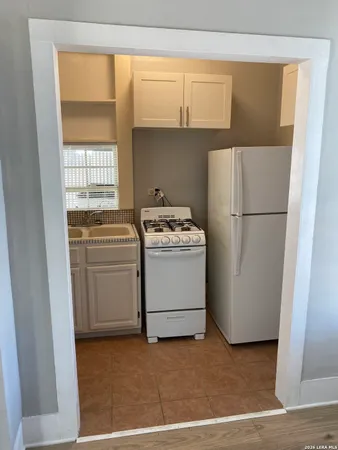 $750 | 203 West Theo Avenue, Unit REAR, San Antonio, TX 78214