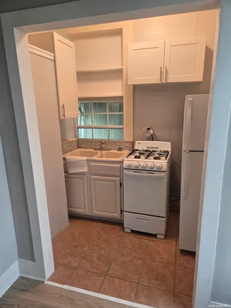 $750 | 203 West Theo Avenue, Unit REAR, San Antonio, TX 78214