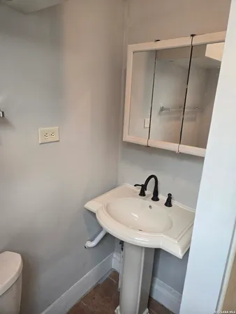 $750 | 203 West Theo Avenue, Unit REAR, San Antonio, TX 78214