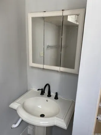 $750 | 203 West Theo Avenue, Unit REAR, San Antonio, TX 78214