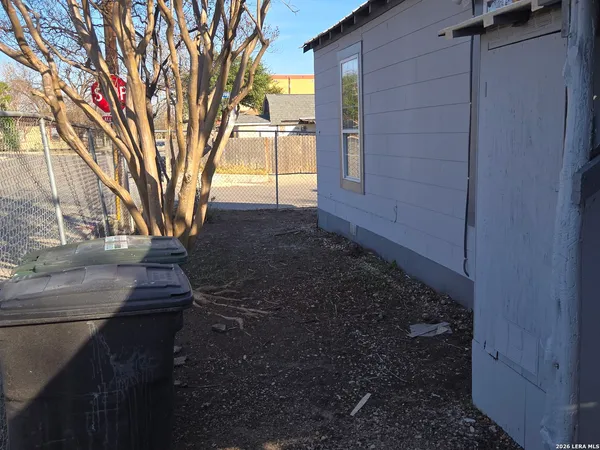 $750 | 203 West Theo Avenue, Unit REAR, San Antonio, TX 78214