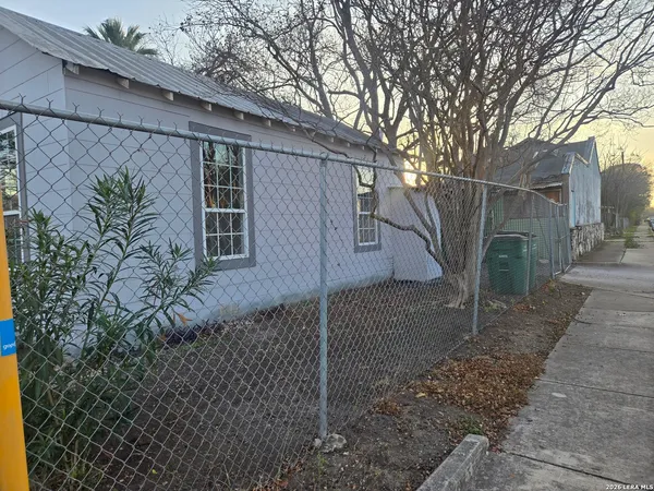 $750 | 203 West Theo Avenue, Unit REAR, San Antonio, TX 78214