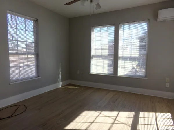 $750 | 203 West Theo Avenue, Unit REAR, San Antonio, TX 78214