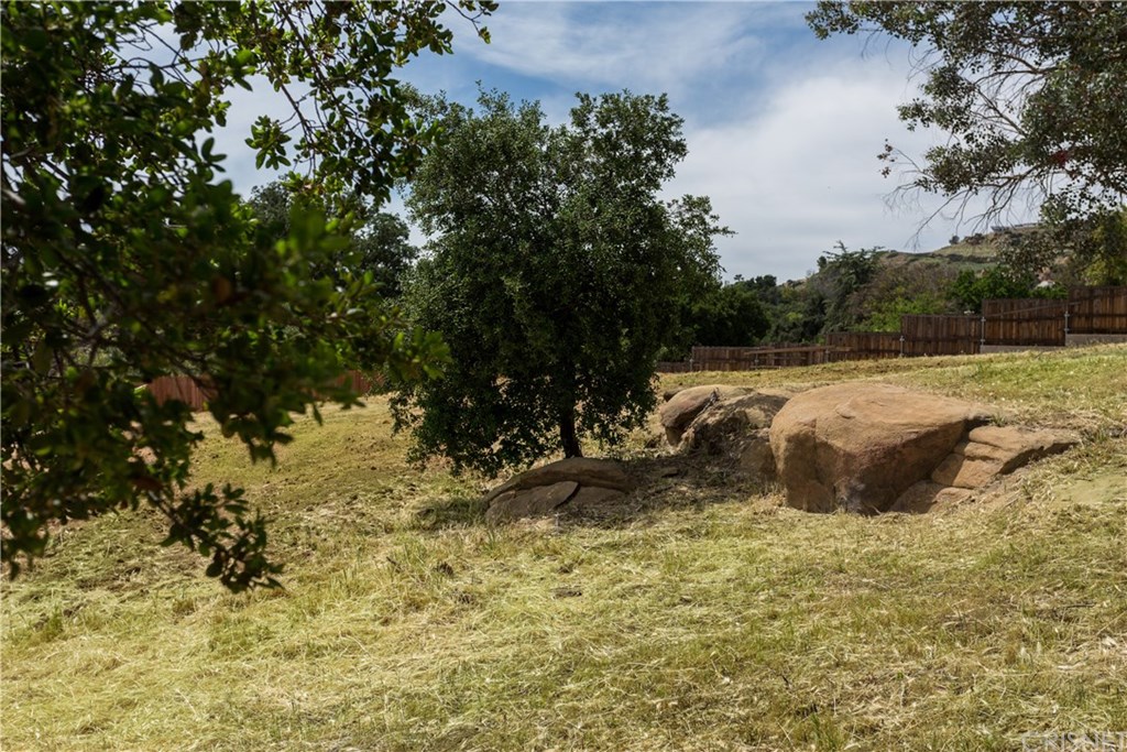 9822 Kentland Avenue Chatsworth, CA 91311 - Photo 2 of 8