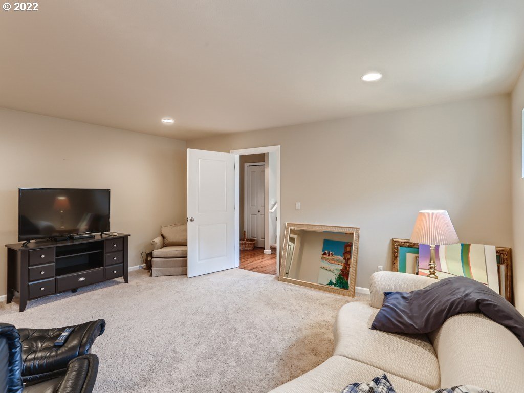 14261 Southwest Alpine Crest Way Tigard, OR 97224 - Photo 6 of 27 Gallery Image 6