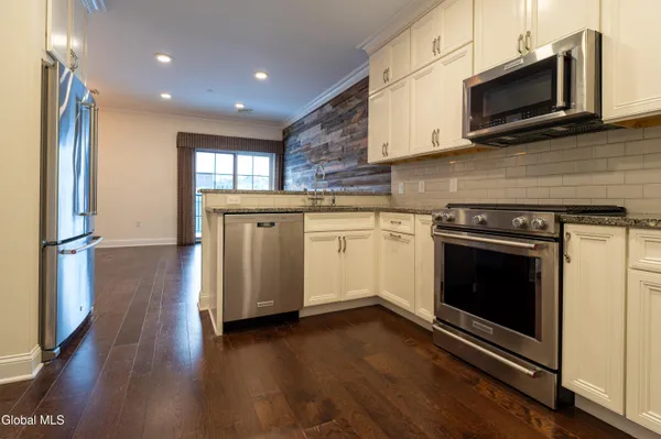 $370,000 | 97 East Avenue, Unit 201, Saratoga Springs, NY 12866