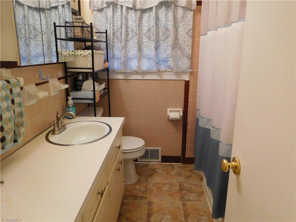 512 Spruce Street High Point, NC 27262 - Photo 14 of 19 2nd/guest bathroom