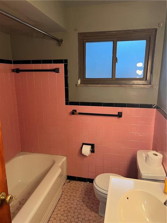 2037 McKees Rocks Road McKees Rocks, PA 15136 - Photo 12 of 19 a bathroom with a toilet a sink and bathtub